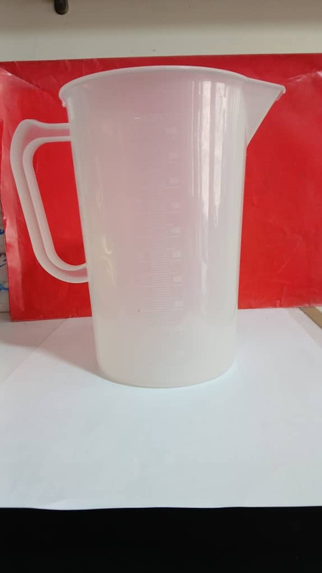بشر پلاستیکی دسته دار (پارچ پلاستیکی مدرج) ۲ لیتری